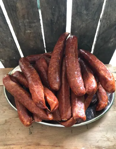 Heberleins "Heberleinare" är en smakrik kallrökt korv.