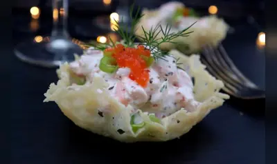 Parmesanskålar med Skagenröra -- en aptitretare med härligt lagrad…