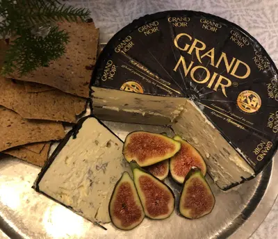 Grand Noir är en blåmögelost från Bayern i sydöstra Tyskland.