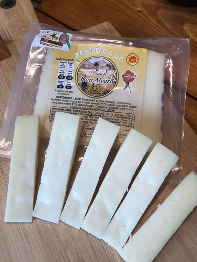Manchego Curado Don Alvaro är en spansk fårost från La Mancha.