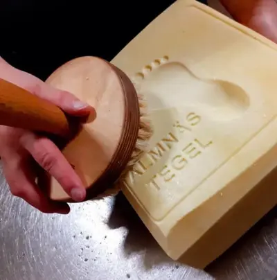 En mycket speciell ost från Almnäs bruk, utanför Hjo i Västra Götaland.