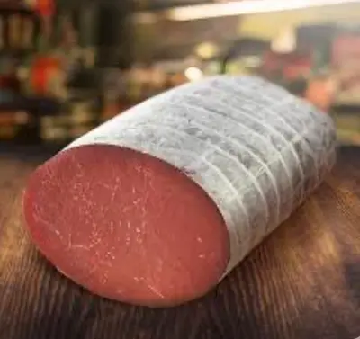 Bresaola är en charkuterivara tillverkat av saltat och kryddat nötinnanlår.