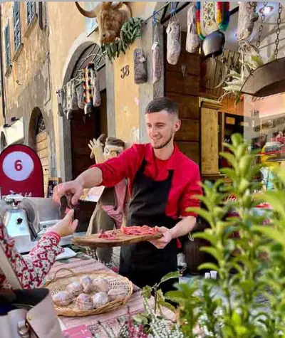 Bresaola är en charkuterivara tillverkat av saltat och kryddat nötinnanlår.