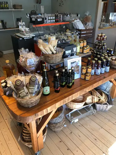 Butikens utbud med hantverkspasta, olivoljor, marmelader och andra…