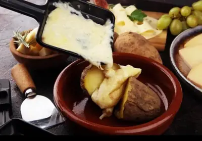 Raclette är en läcker, krämig och halvmjuk ost som främst används i smält form.