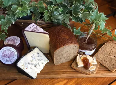 Hemma hos oss dukar vi gärna fram en enkel ostbricka bestående av…