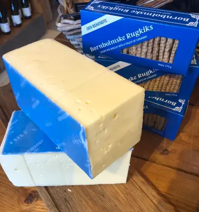 Unika Årstidsost är en kittlagrad hårdost gjord på ostandardiserad,…