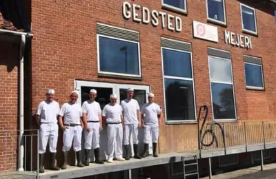 På Gedsted Mejeri i Danmark produceras den ekologiska Blå Kornblomst.