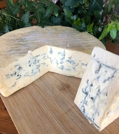 Arla Unika Maneskjaer är en gräddmjuk och mild blåmögelost som…