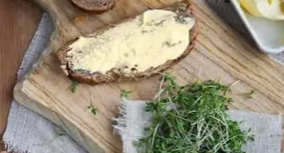 Hemgjort bredbara smör med Gunnarshögs Gårds Rapsolja.