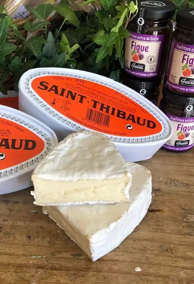 Saint-Thibaud är en härligt krämig och mild vitmögelost i brie-stil,…