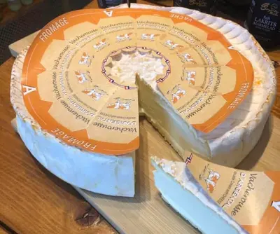 Vacherousse d'Argental är en tvättad ost från Lyontrakten i sydöstra Frankrike.