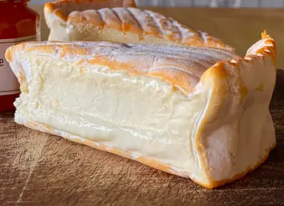 Vacherousse d'Argental är en tvättad ost från Lyontrakten i sydöstra Frankrike.