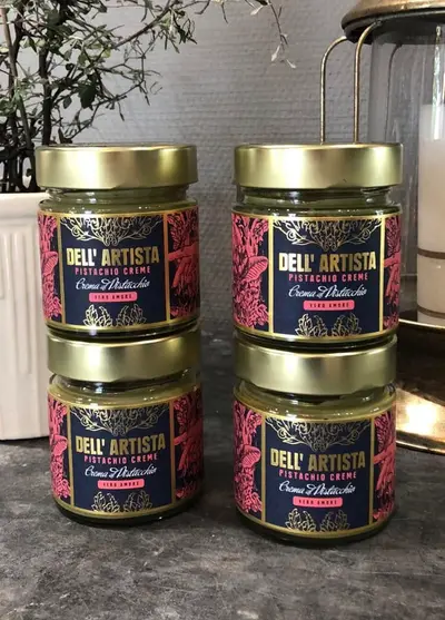 En farligt god pistagecrème gjord på vackert gröna pistagenötter från Sicilien.