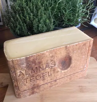 Tegel är en hårdpressad "skållad" ost inspirerad av det handslagna…