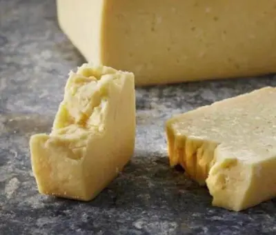 Unika Gammel Knas - en eftertraktad dansk hårdost med intensiv,…