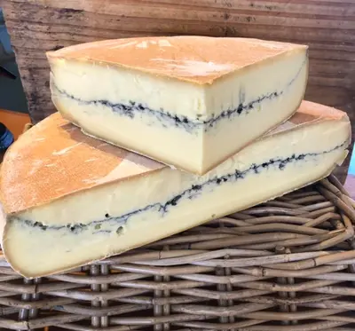 Morbier Buisson är en halvpressad ost av medelstyrka som har fått…