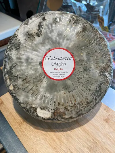 Hyby Blå Blåmögelost från Soldattorpets Mejeri i Hyby är en noggrant…