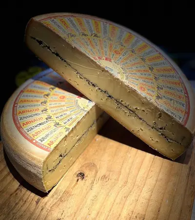 Morbier Arnaud AOP produceras i det klassiska området Jura i östra Frankrike.